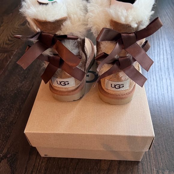 Ugg Toddler Kids T Bailey Bow II Ugg Color Chestnut Brown Suede Size 8 - Picture 3 of 8